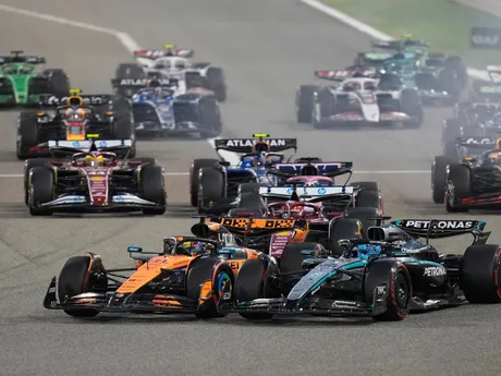 Monoposty F1 po štarte na Veľkej cene Bahrajnu 2025.