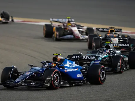 Monoposty F1 počas Veľkej ceny Bahrajnu 2025.