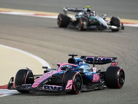 Monoposty F1 počas Veľkej ceny Bahrajnu 2025.