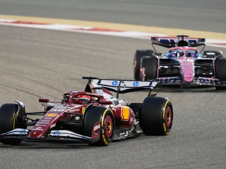 Monoposty F1 počas Veľkej ceny Bahrajnu 2025.