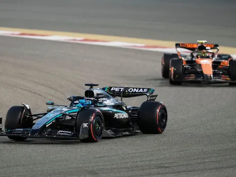 Monoposty F1 počas Veľkej ceny Bahrajnu 2025.