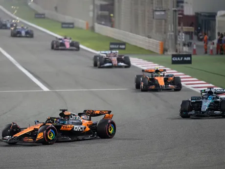 Monoposty F1 počas Veľkej ceny Bahrajnu 2025.