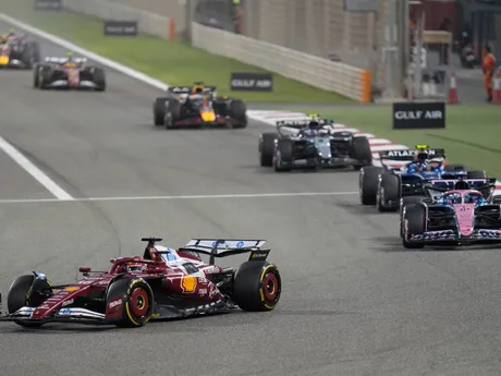 Monoposty F1 po štarte na Veľkej cene Bahrajnu 2025.