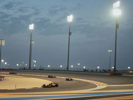 Monoposty F1 počas Veľkej ceny Bahrajnu 2025.