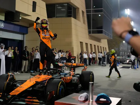 Oscar Piastri (McLaren) sa raduje z výhry na Veľkej cene Bahrajnu 2025.