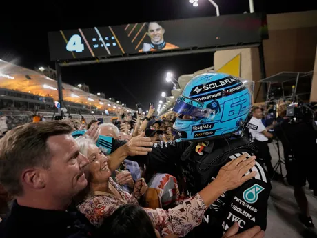 George Russell (Mercedes) sa raduje z druhého miesta na Veľkej cene Bahrajnu 2025.
