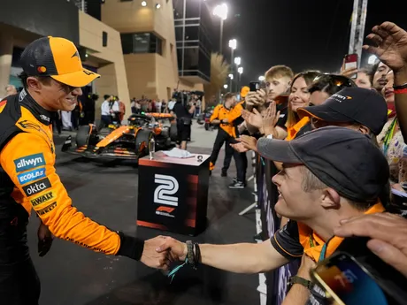 Lando Norris (McLaren) sa raduje z tretieho miesta na Veľkej cene Bahrajnu 2025.