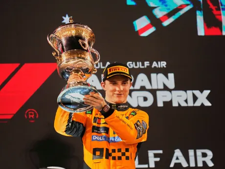 Oscar Piastri (McLaren) s trofejou pre víťaza po triumfe na Veľkej cene Bahrajnu.