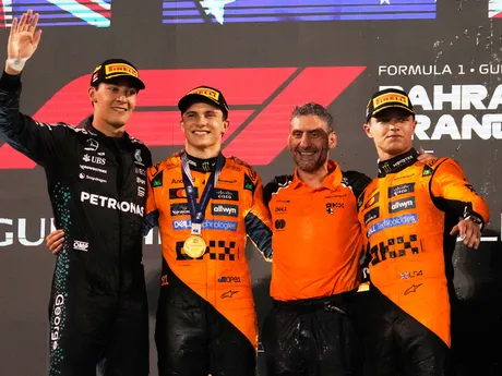Zľava George Russell (Mercedes), Oscar Piastri, riaditeľ tímu Andrea Stella a Lando Norris (všetci McLaren) na stupienku víťazov po Veľkej cene Bahrajnu.