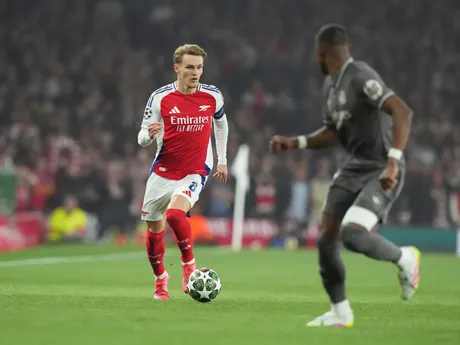 Hráč Arsenalu Martin Odegaard (vľavo) a obranca Realu David Alaba počas štvrťfinálového zápasu Ligy majstrov FC Arsenal - Real Madrid.
