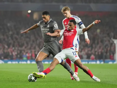 Na snímke hráč Realu Madrid Jude Bellingham (vľavo) a hráči Arsenalu Jurrien Timber (uprostred) a Martin Odegaard počas štvrťfinálového zápasu Ligy majstrov FC Arsenal - Real Madrid.