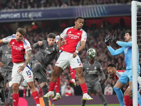 Brankár Realu Thibaut Courtois chytá strelu počas štvrťfinálového zápasu Ligy majstrov FC Arsenal - Real Madrid.