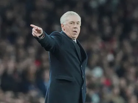 Na snímke tréner Realu Madrid Carlo Ancelotti dáva pokyny počas štvrťfinálového zápasu Ligy majstrov FC Arsenal - Real Madrid.