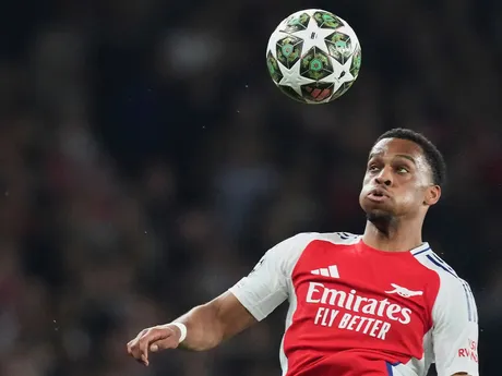 Na snímke hráč Arsenalu Londýn Jurrien Timber sleduje loptu počas štvrťfinálového zápasu Ligy majstrov FC Arsenal - Real Madrid.