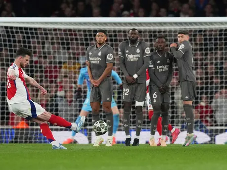 Záložník Arsenalu Declan Rice strieľa gól z priameho kopu počas štvrťfinálového zápasu Ligy majstrov FC Arsenal - Real Madrid.