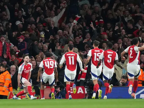 Záložník Arsenalu Declan Rice oslavuje gól z priameho kopu počas štvrťfinálového zápasu Ligy majstrov FC Arsenal - Real Madrid.