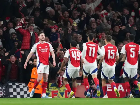 Záložník Arsenalu Declan Rice oslavuje gól z priameho kopu počas štvrťfinálového zápasu Ligy majstrov FC Arsenal - Real Madrid.