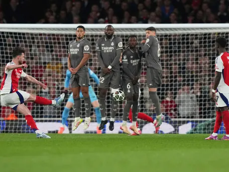 Záložník Arsenalu Declan Rice strieľa gól z priameho kopu počas štvrťfinálového zápasu Ligy majstrov FC Arsenal - Real Madrid.