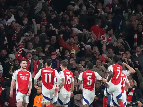 Záložník Arsenalu Declan Rice oslavuje gól z priameho kopu počas štvrťfinálového zápasu Ligy majstrov FC Arsenal - Real Madrid.