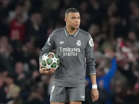 Útočník Realu Kylian Mbappé po inkasovanom treťom góle počas štvrťfinálového zápasu Ligy majstrov FC Arsenal - Real Madrid.