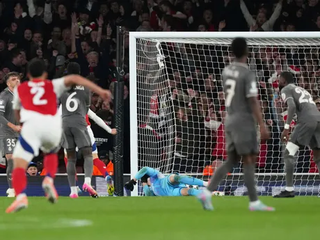 Futbalista Arsenalu Mikel Merino strieľa gól počas štvrťfinálového zápasu Ligy majstrov FC Arsenal - Real Madrid.