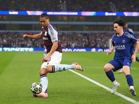 Youri Tielemans a Vitinha počas zápasu Aston Villa - Paríž St. Germain v odvete štvrťfinále Ligy majstrov. 