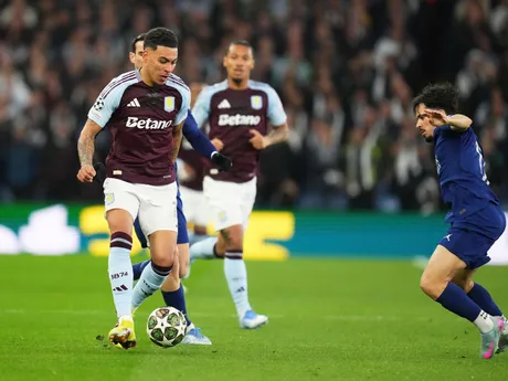 Morgan Rogers a Vitinha počas zápasu Aston Villa - Paríž St. Germain v odvete štvrťfinále Ligy majstrov. 