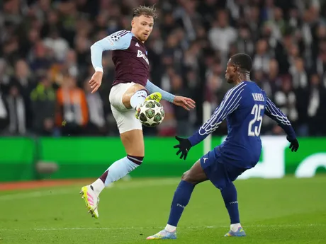 Matty Cash a Nuno Mendes počas zápasu Aston Villa - Paríž St. Germain v odvete štvrťfinále Ligy majstrov. 