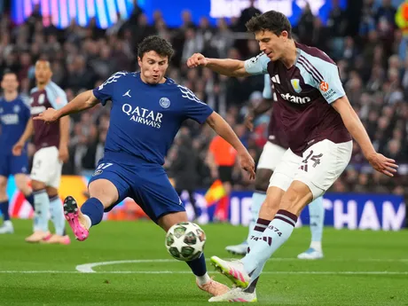 Pau Torres a Joao Neves počas zápasu Aston Villa - Paríž St. Germain v odvete štvrťfinále Ligy majstrov. 