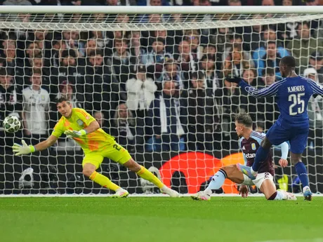 Nuno Mendes strieľa gól počas zápasu Aston Villa - Paríž St. Germain v odvete štvrťfinále Ligy majstrov. 