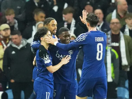 Nuno Mendes oslavuje gól počas zápasu Aston Villa - Paríž St. Germain v odvete štvrťfinále Ligy majstrov. 