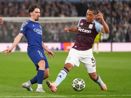 Youri Tielemans a Vitinha počas zápasu Aston Villa - Paríž St. Germain v odvete štvrťfinále Ligy majstrov. 