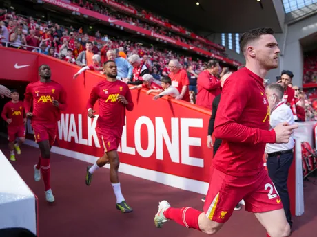 Andrew Robertson vybieha na trávnik pred zápasom Liverpool - Tottenham. 