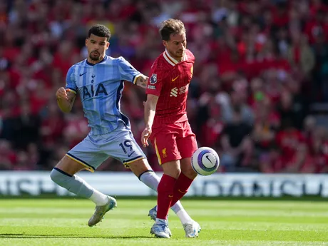 Alexis Mac Allister a Dominic Solanke počas zápasu 33. kola Premier League Liverpool FC - Tottenham Hotspur. 