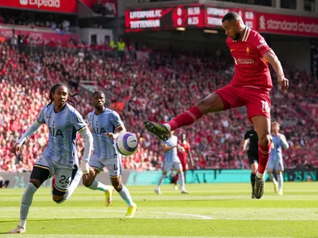 Cody Gakpo počas zápasu 33. kola Premier League Liverpool FC - Tottenham Hotspur. 