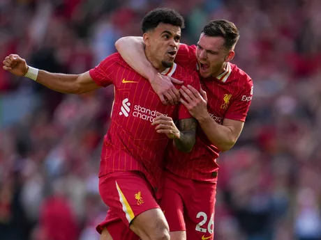 Luis Diaz a Andrew Robertson sa tešia z gólu počas zápasu 33. kola Premier League Liverpool FC - Tottenham Hotspur. 