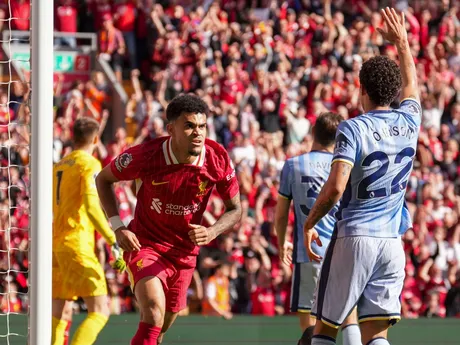 Luis Diaz strieľa gól počas zápasu 33. kola Premier League Liverpool FC - Tottenham Hotspur. 