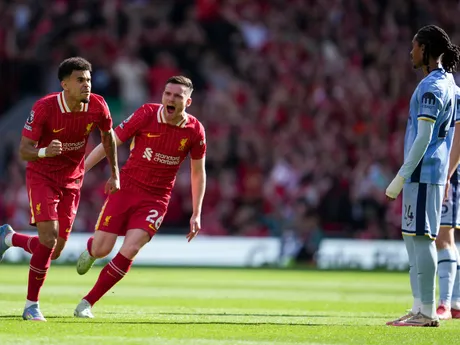 Luis Diaz a Andrew Robertson oslavujú gól počas zápasu 33. kola Premier League Liverpool FC - Tottenham Hotspur. 