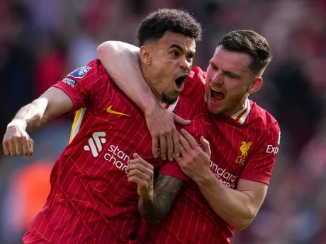 Luis Diaz a Andrew Robertson oslavujú gól počas zápasu 33. kola Premier League Liverpool FC - Tottenham Hotspur. 