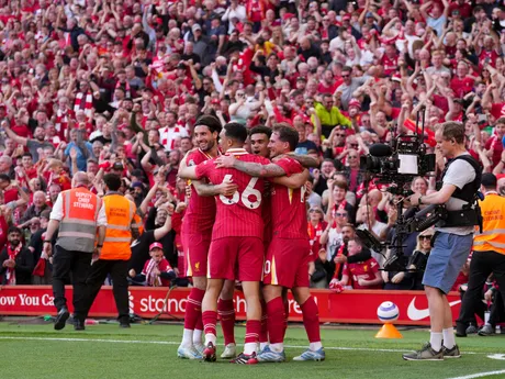 Alexis Mac Allister so spoluhráčmi oslavujú gól počas zápasu 33. kola Premier League Liverpool FC - Tottenham Hotspur. 