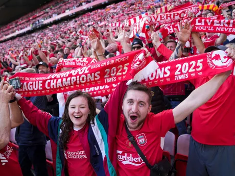 Fanúšikovia Liverpoolu oslavujú gól počas zápasu 33. kola Premier League Liverpool FC - Tottenham Hotspur. 