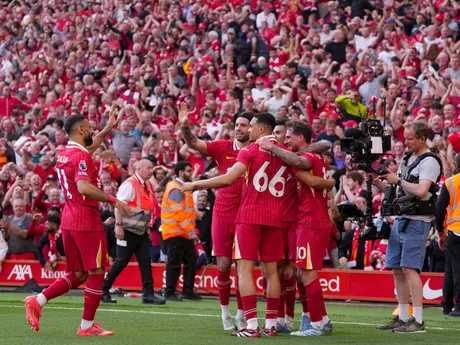 Alexis Mac Allister so spoluhráčmi oslavujú gól počas zápasu 33. kola Premier League Liverpool FC - Tottenham Hotspur. 