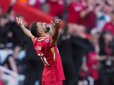 Mohamed Salah oslavuje zisk titulu Liverpoolu v Premier League. 
