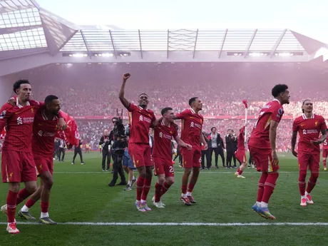 Hráči Liverpoolu oslavujú zisk titulu v Premier League. 
