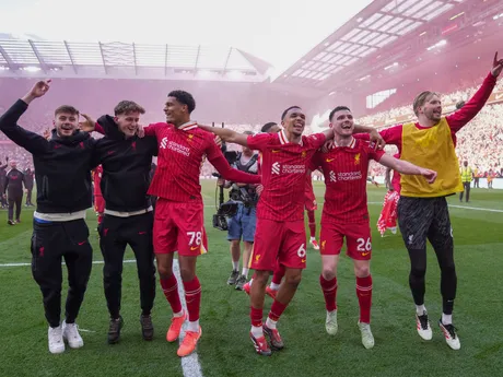 Hráči Liverpoolu oslavujú zisk titulu v Premier League. 