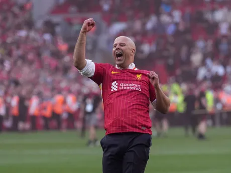 Arne Slot oslavuje zisk titulu Liverpoolu v Premier League. 