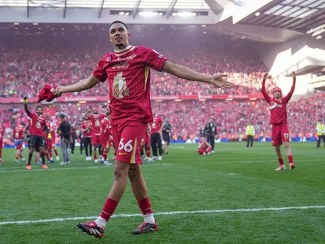 Trent Alexander-Arnold oslavuje zisk titulu Liverpoolu v Premier League. 