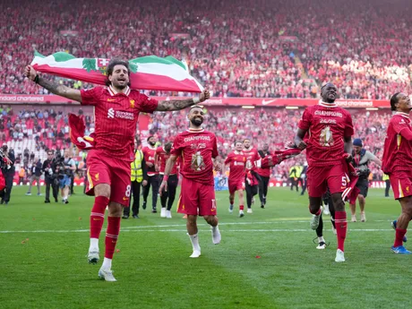 Dominik Szoboszlai oslavuje zisk titulu Liverpoolu v Premier League. 