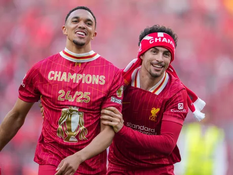 Trent Alexander-Arnold a Curtis Jones oslavujú zisk titulu Liverpoolu v Premier League. 