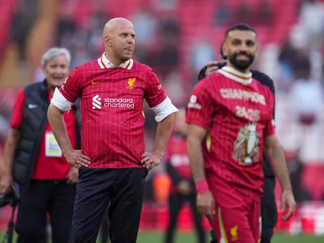Arne Slot a Mohamed Salah oslavujú zisk titulu Liverpoolu v Premier League. 